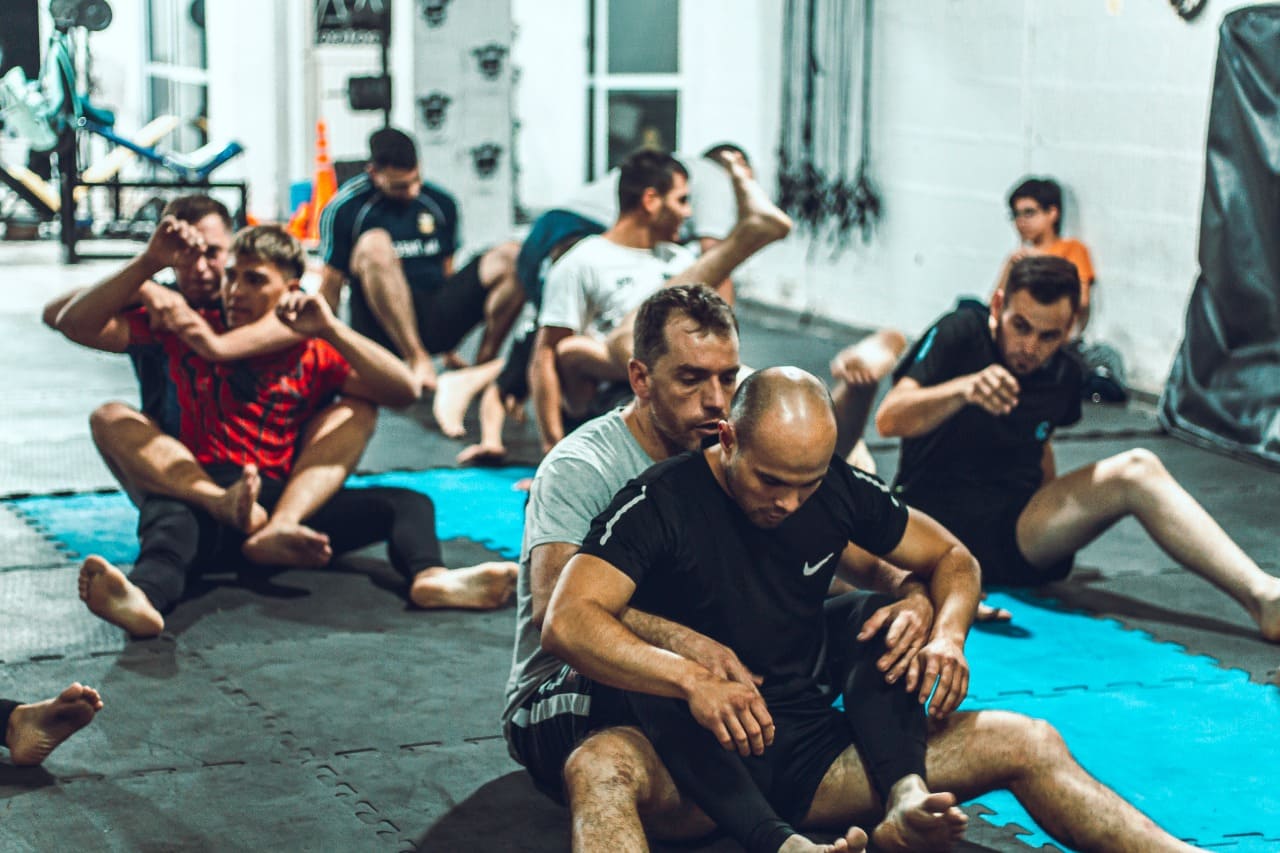 varios alumnos practicando grappling