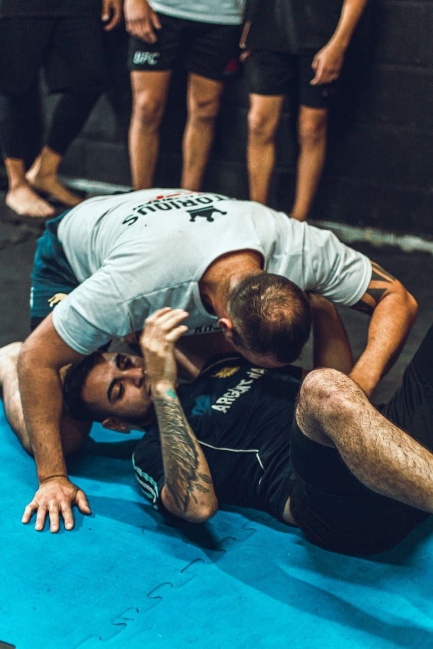 dos alumnos haciendo grappling en el seminario