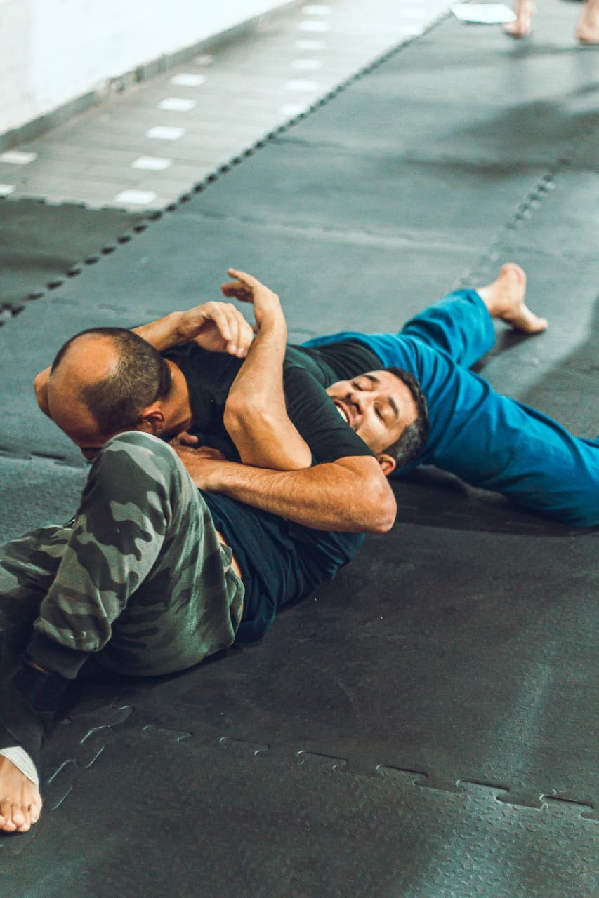 dos alumnos haciendo grappling en el seminario