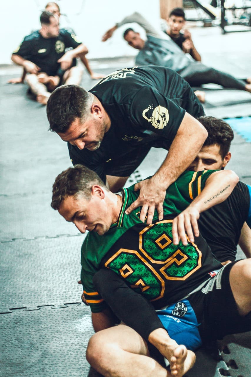 dos alumnos haciendo grappling en el seminario