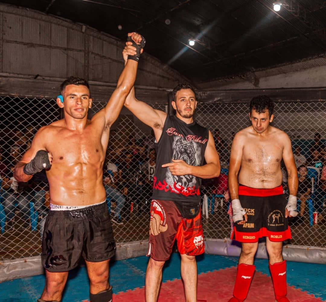 referí levantando la mano de Chavy anunciando su victoria