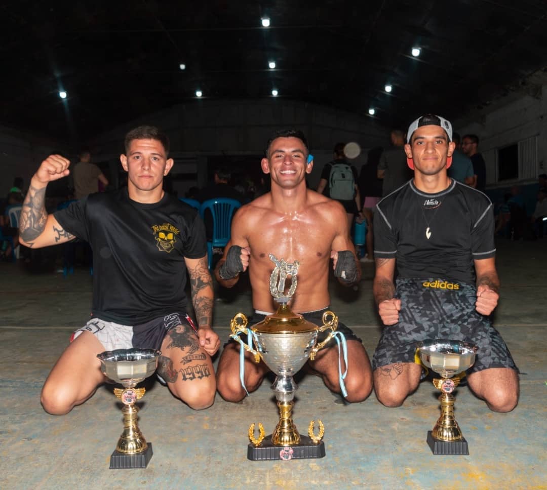 Chavy, Rancho y otro luchador con sus trofeos