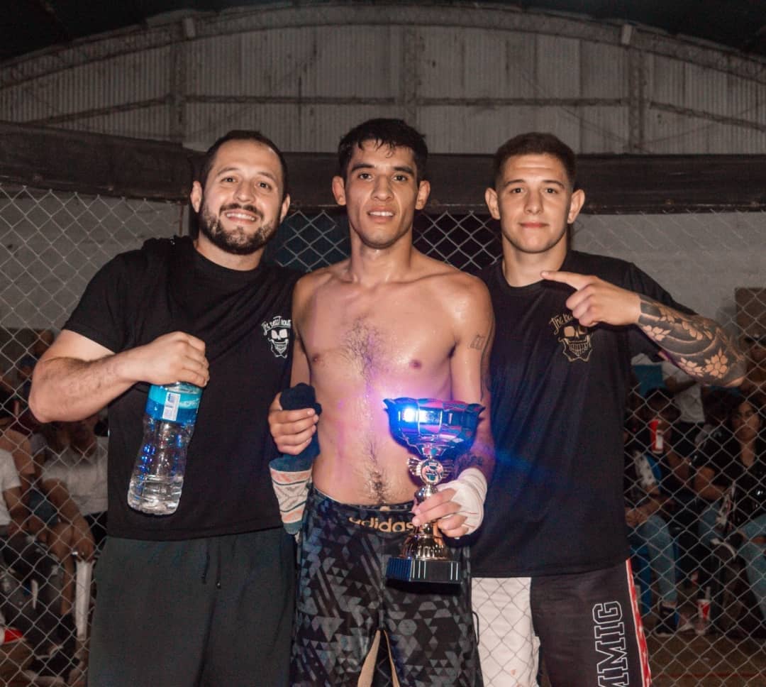 Rancho con su trofeo, con Mauro y otro luchador a su lado