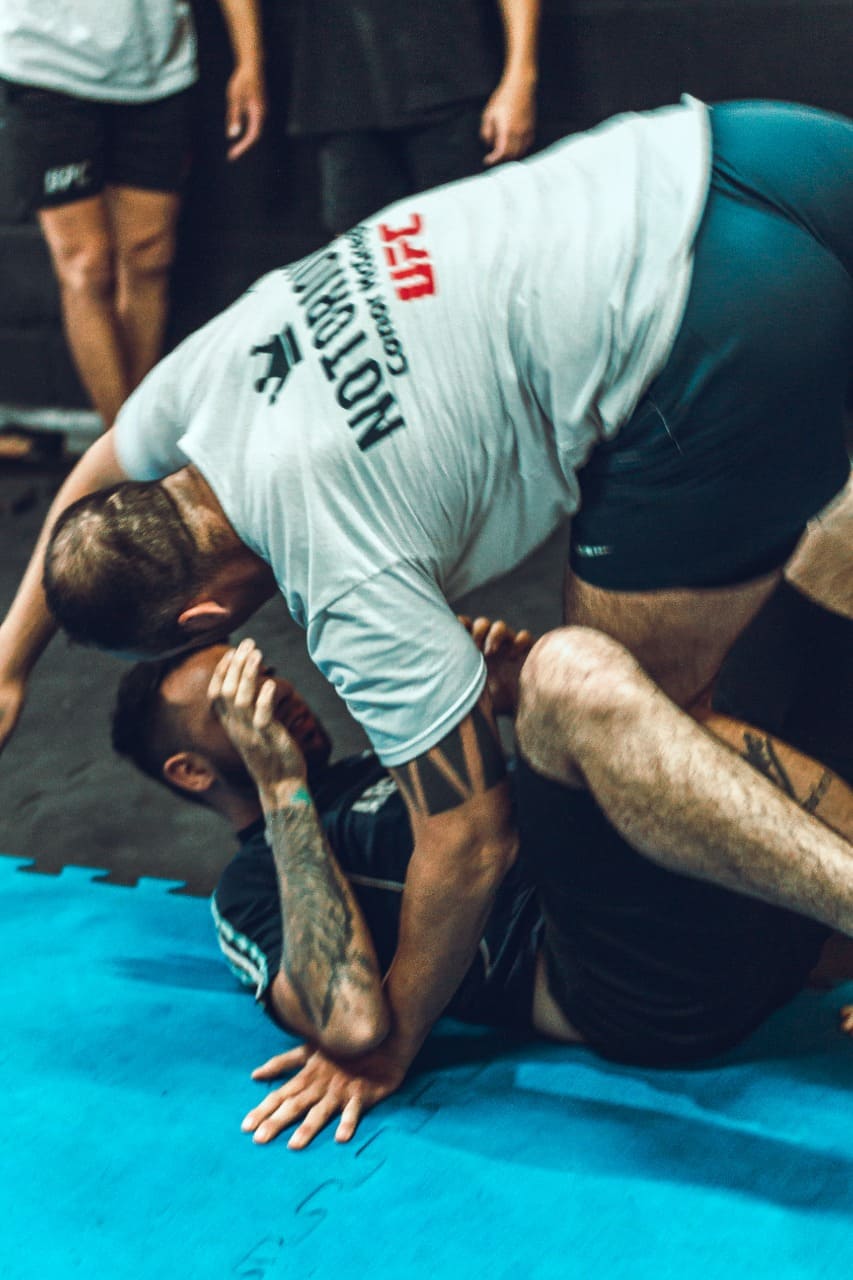 dos alumnos haciendo glappling en el seminario