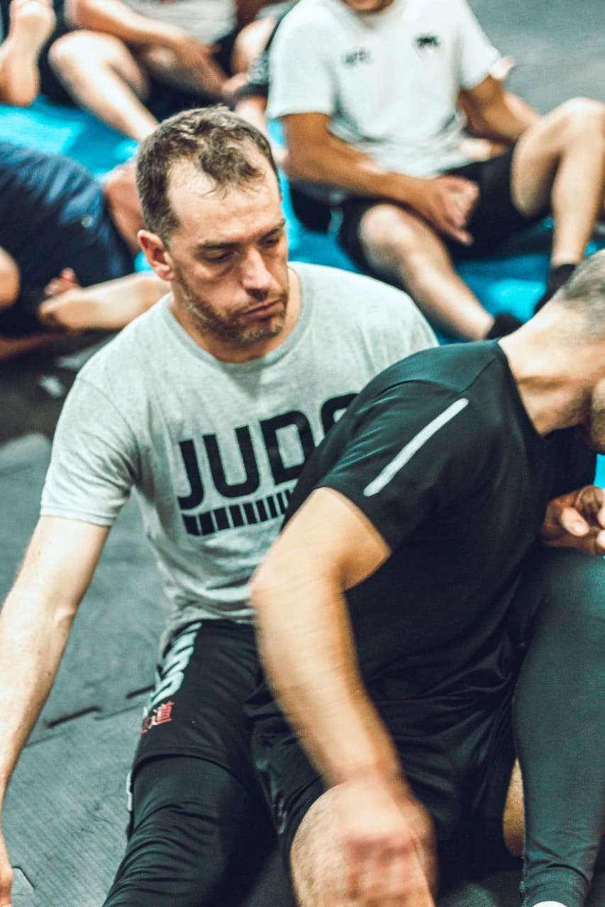 dos alumnos haciendo grappling en el seminario