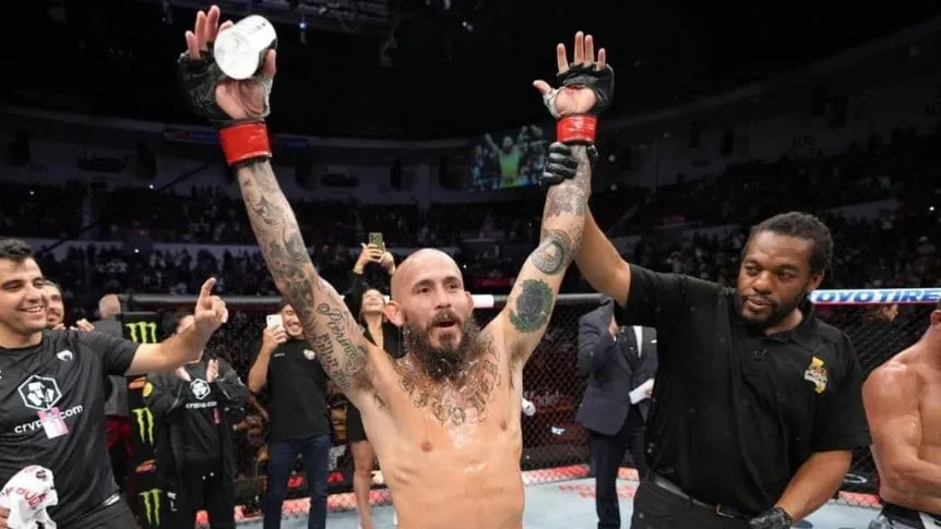 vencedor Chito Vera levantando los brazos