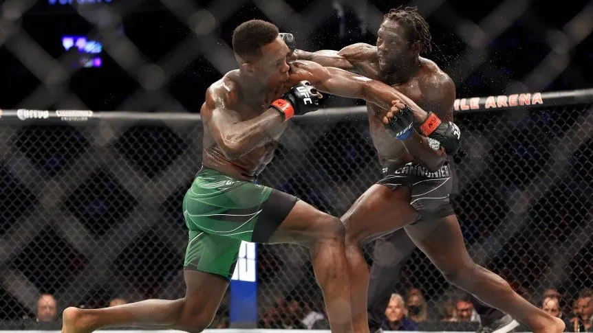 Israel Adesanya luchando con Jared Cannonier