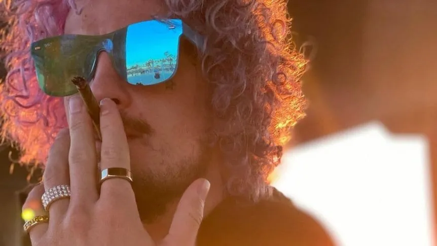 Sean O'Malley fumando